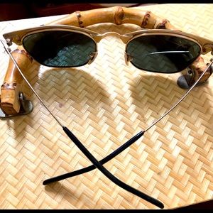 Raybans with the case. Cracked lens but repairable.